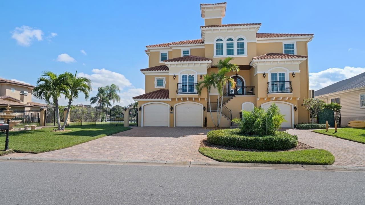 211 Poinciana Ln, Largo, FL